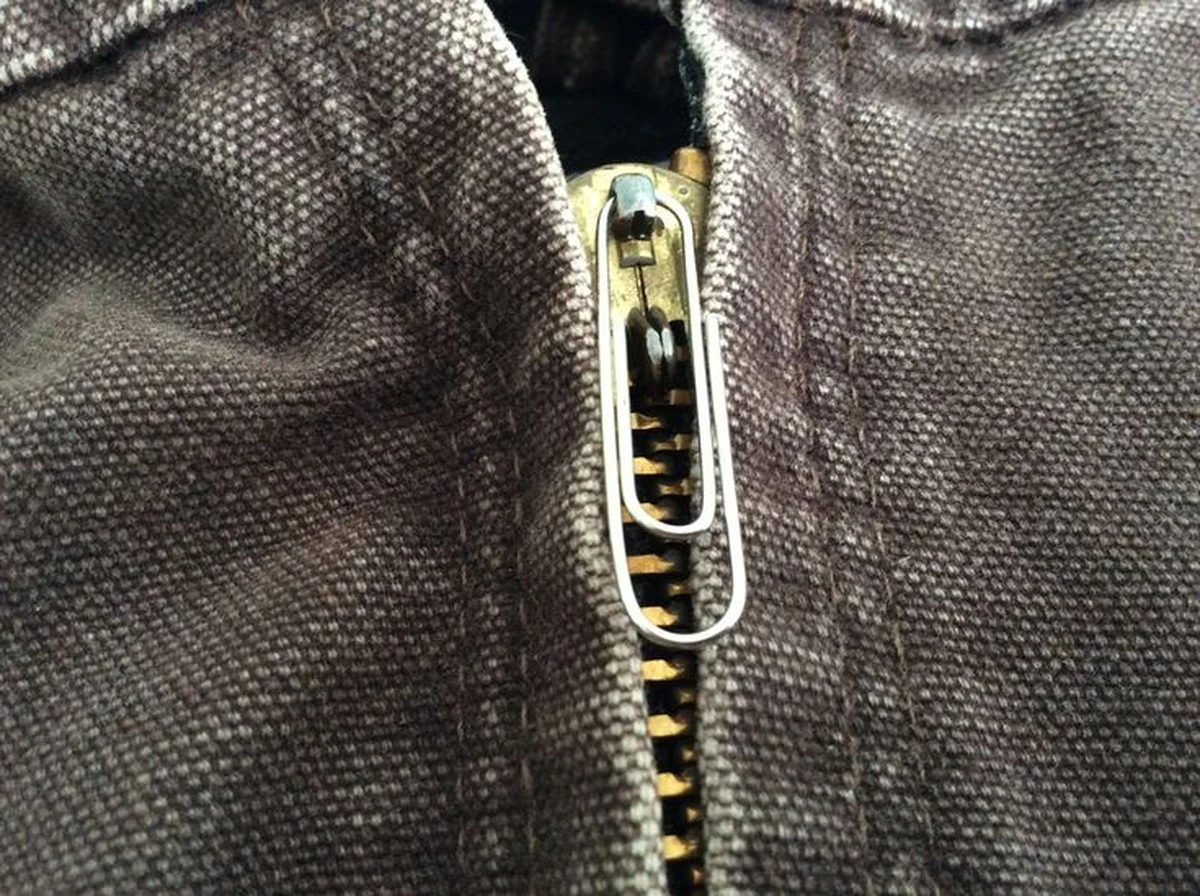 Použijte kancelářské sponky na zip kalhot - záchrana, když praskne knoflík.