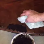 Použijte kávovou sedlinu na nábytek: Jak zamaskovat škrábance za pár korun.