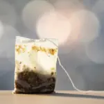 Použijte obyčejný čajový sáček k čištění zrcadel bez šmouh