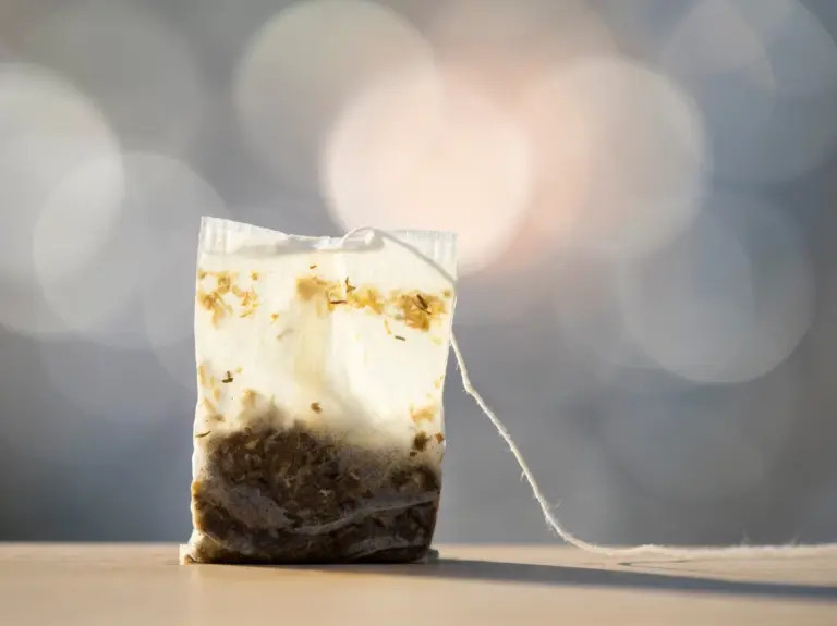 Použijte obyčejný čajový sáček k čištění zrcadel bez šmouh