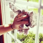 Použijte staré noviny na okna: Dokonalý lesk bez šmouh a chemikálií.