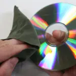 Použijte zubní pastu na poškrábané CD: Nečekaně účinná oprava.