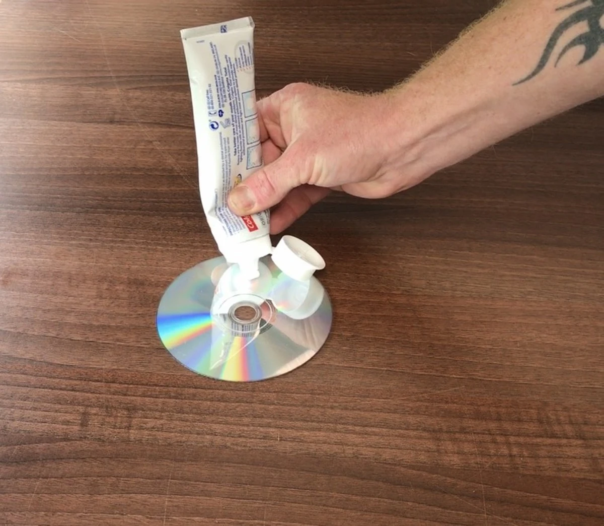 Použijte zubní pastu na poškrábané CD: Nečekaně účinná oprava. - image 1