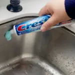 Používáte zubní pastu jen na zuby? Objevte 5 geniálních způsobů využití v domácnosti