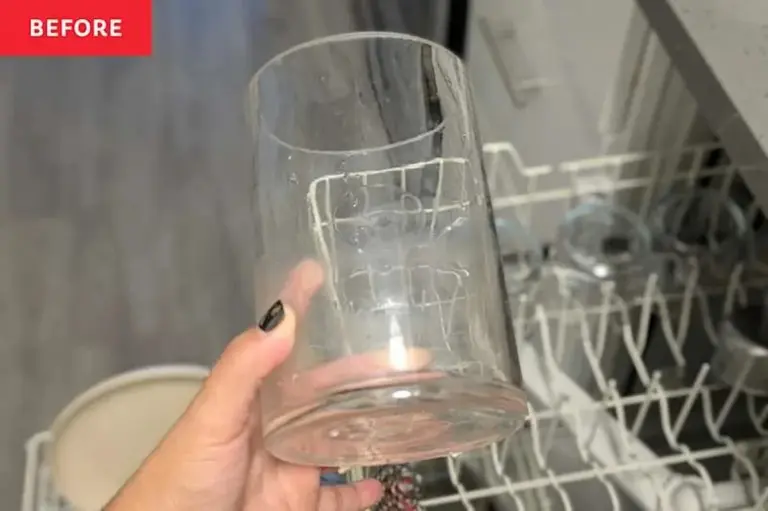 Proč Češi dávají ocet do myčky: lesk nádobí bez drahých přípravků.