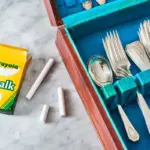 Proč dát kousek křídy do šuplíku se stříbrem? Staré tajemství proti černání