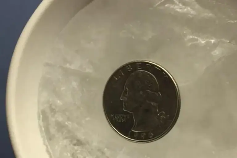 Proč dát minci do zmrzlé vody? Trik pro výpadky proudu