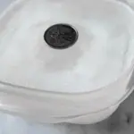 Proč dát minci do zmrzlé nádoby v mrazáku: Trik, který vás může ochránit.