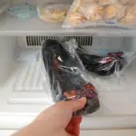 Proč dát tenisky do mrazáku? Trik proti zápachu, který Češi objevují