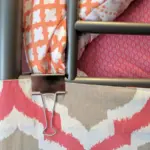 Proč kancelářské sponky na záclonách zachrání váš účet za topení