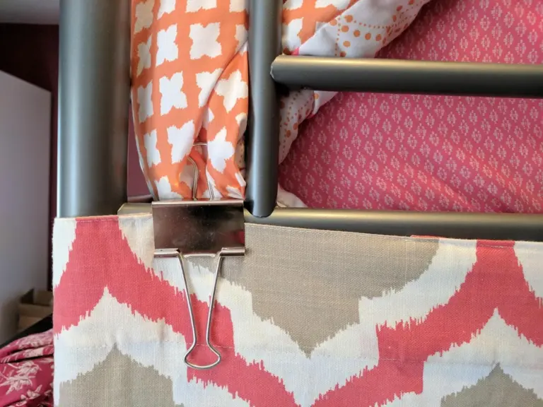 Proč kancelářské sponky na záclonách zachrání váš účet za topení