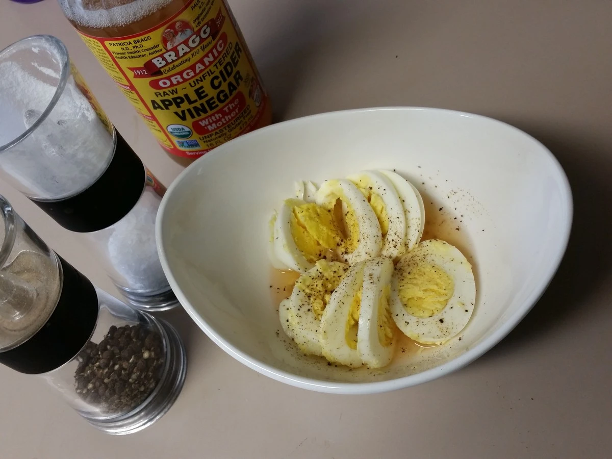 Proč profesionální šéfkuchaři vždy přidávají ocet do vařících se vajec.