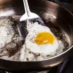 Proč šéfkuchaři vždy přidávají ocet do vařících se vajec.