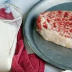 Šéfkuchaři odhalují: Proč vždy namáčejí maso v mléce před smažením.