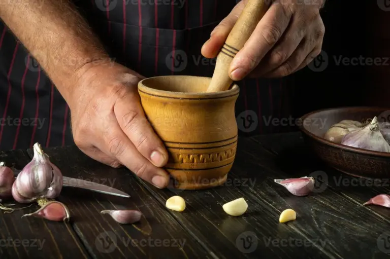 Šéfkuchaři přísahají: Tento trik s česnekem změní vaše vaření navždy.