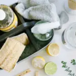 Soda a citrón: Přírodní kombinace, která čistí spáry v koupelně lépe než chemie.