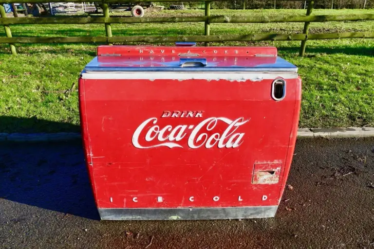 Soda v lednici: proč tento trik z roku 1950 stále funguje.