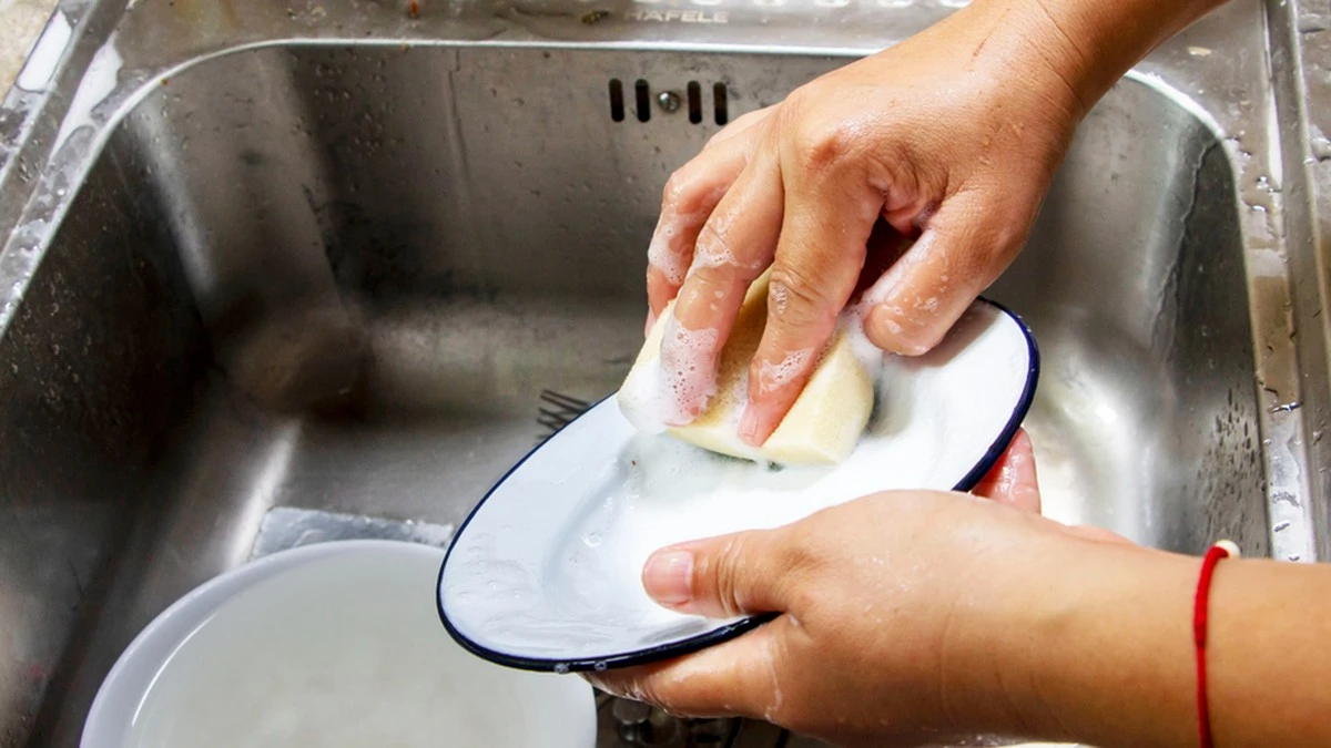 Vložte citronovou kůru do myčky: Zářivé nádobí bez chemikálií. - image 2