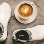 Vložte kávová zrna do bot přes noc: Ráno budete překvapeni.