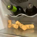 Vložte korkový špunt do lednice: Překvapivý trik proti plísni a zápachu