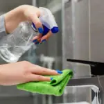 Zapomeňte na ocet proti vodnímu kameni: tento kuchyňský prášek funguje 3x lépe.