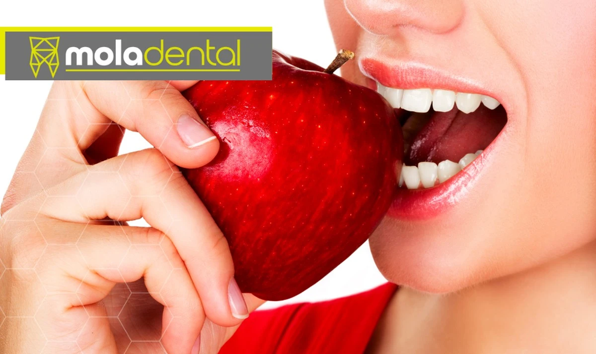 Zubaři potvrzují: tato běžná potravina čistí zuby lépe než zubní pasta - image 1