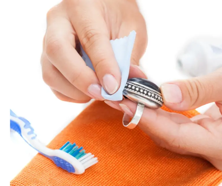 Zubní pasta na stříbrné předměty: trik našich babiček pro dokonalý lesk.