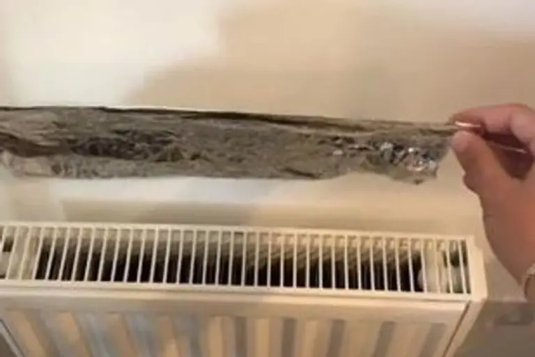 Alobal za radiátorem: Geniální trik, který sníží účet za topení o 25%