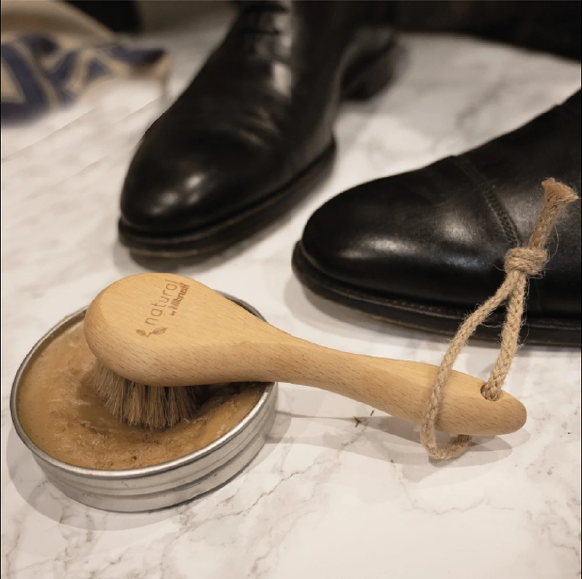 Banánová slupka na podrážkách? Podivný, ale účinný způsob, jak leštit boty. - image 2