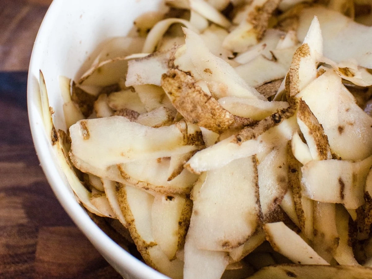 Bramborová slupka na rezavé povrchy? Starý trik našich babiček funguje dodnes.