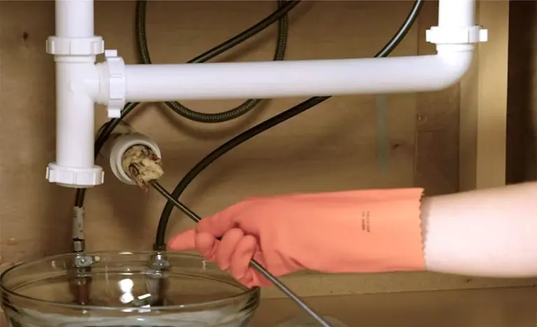 Čeští instalatéři varují: Toto nikdy nevylévejte do kuchyňského odpadu.