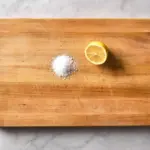 Citron a sůl na dřevěné prkénko: Zapomenutý trik našich babiček