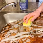 Citron a sůl na dřevěné prkénko: Hygienický trik našich babiček