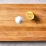 Citron a sůl na dřevěné prkénko: zapomeňte na bakterie a plísně.