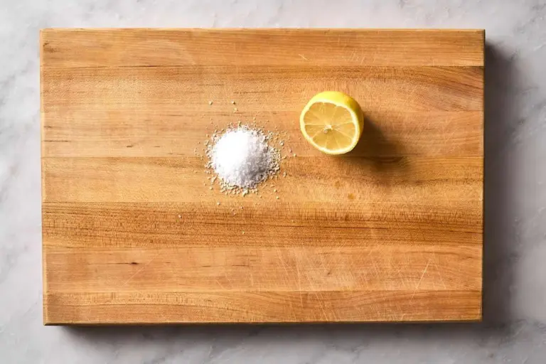 Citron a sůl na dřevěné prkénko: zapomeňte na bakterie a plísně.