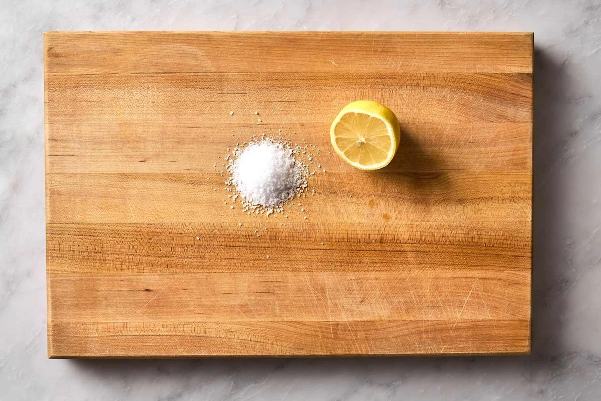 Citron a sůl na dřevěné prkénko: zapomeňte na bakterie a plísně.