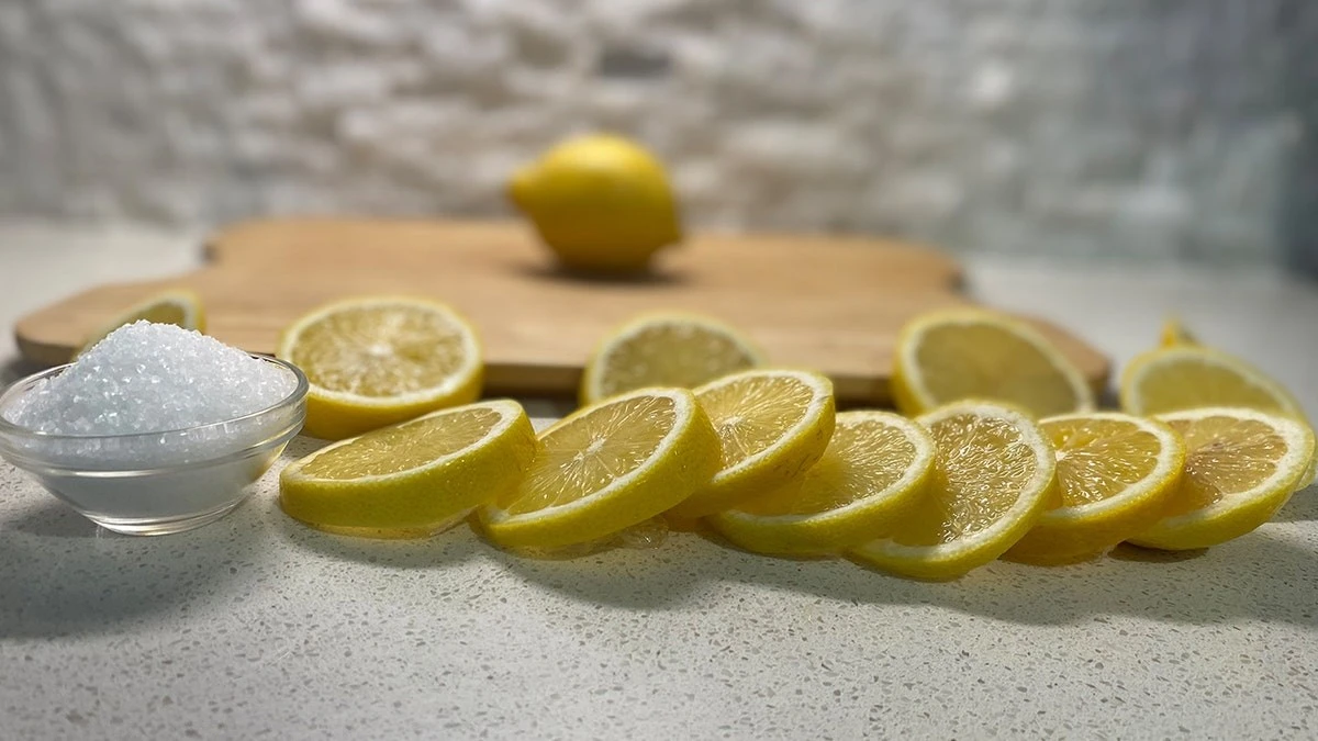 Citron a sůl na dřevěné prkénko: Hygienický trik našich babiček - image 1