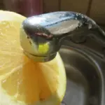 Citronová kůra na dřez? Odstraní vodní kámen lépe než drahé čističe.