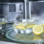 Citronová kůra v mikrovlnce: 2-minutový trik pro odstranění zaschlých nečistot