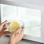 Citronová slupka v mikrovlnce: vyčistí ji bez chemikálií.