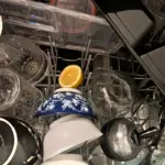 Dejte citrón do myčky: Nádobí bude zářit bez drahé chemie