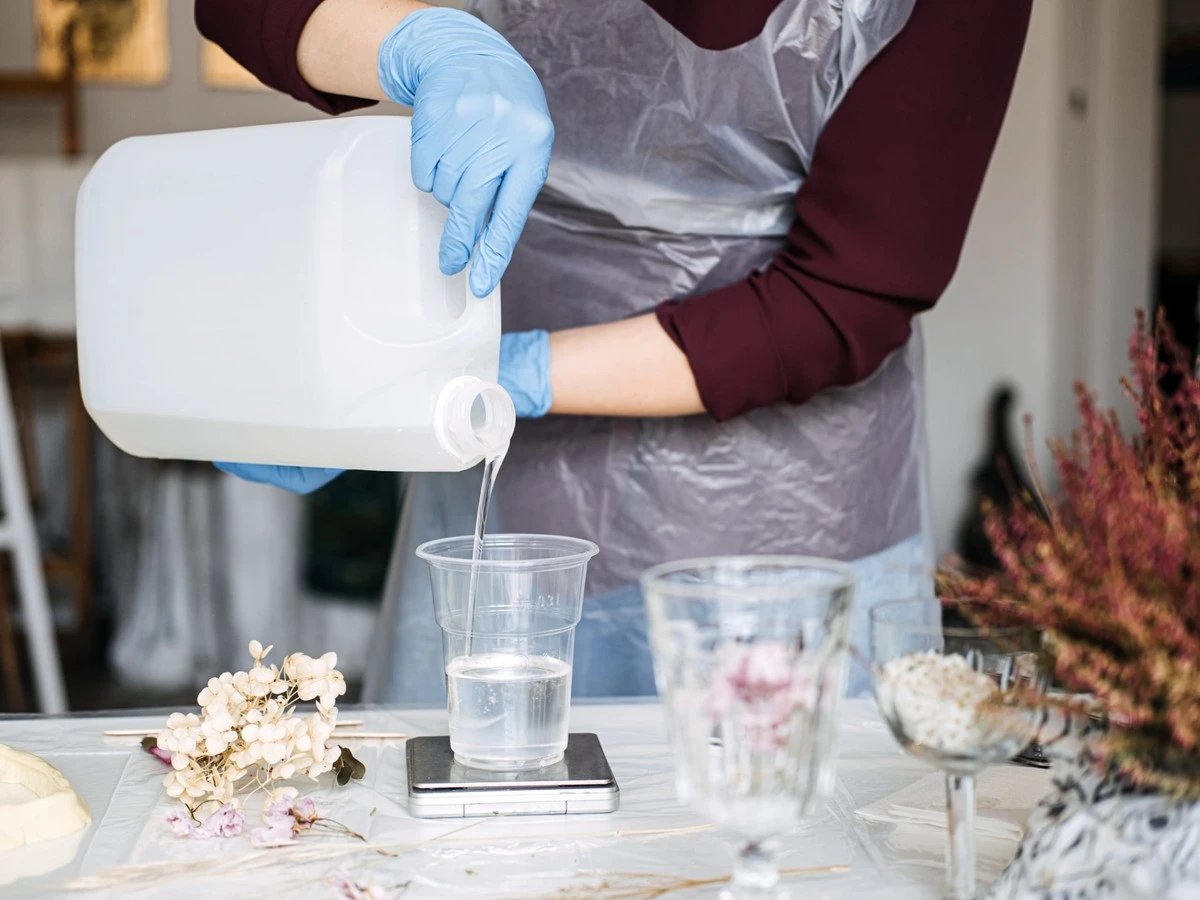 Dejte minci do vázy s květinami a prodlužte jejich životnost o týden. - image 2