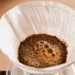 Dejte skořici ke kávovým filtrům: zbaví kuchyň nepříjemného zápachu.