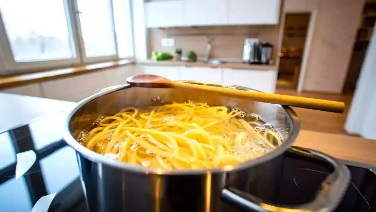 Dřevěná lžíce v hrnci: Staré tajemství, proč voda nikdy nepřekypí - image 1