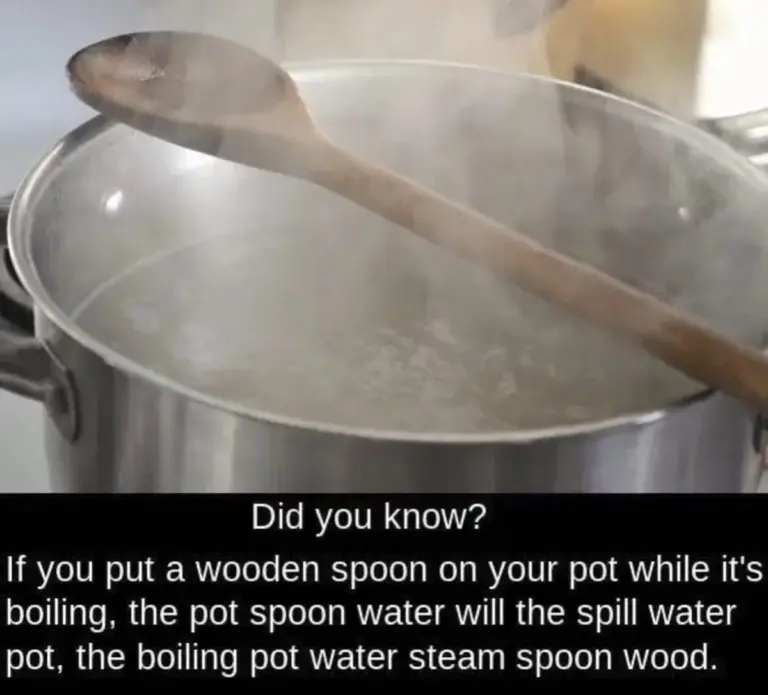 Dřevěná vařečka přes hrnec: jednoduchý trik, který zabraňuje přetečení vody