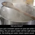 Dřevěná vařečka v hrnci zabrání překypění - staletý trik našich babiček stále funguje.