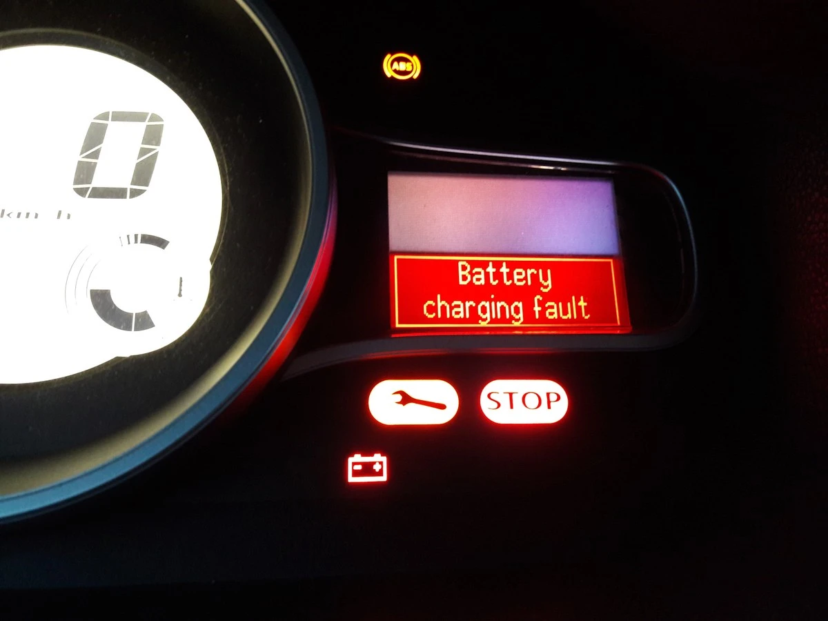 Elektrikáři prozrazují: tato běžná chyba při nabíjení ničí vaši baterii.