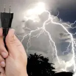 Elektrikáři varují: Nikdy nepoužívejte tuto zástrčku během bouřky.