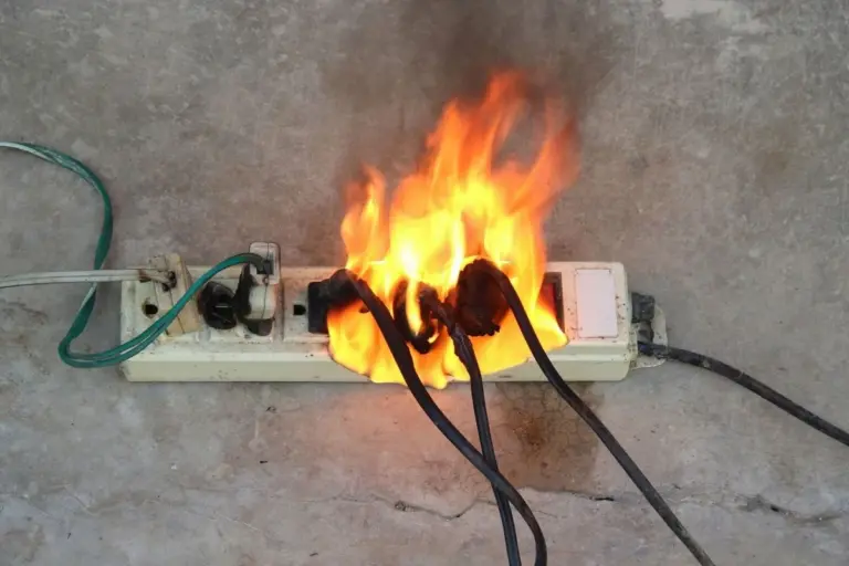 Elektrikáři varují: Tato běžná chyba s prodlužovačkami může způsobit požár