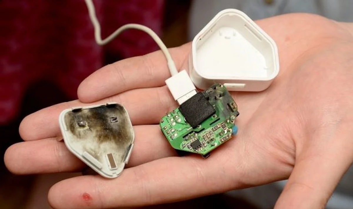 Elektrikáři varují: Nikdy nenechávejte tuto nabíječku v zásuvce přes noc.